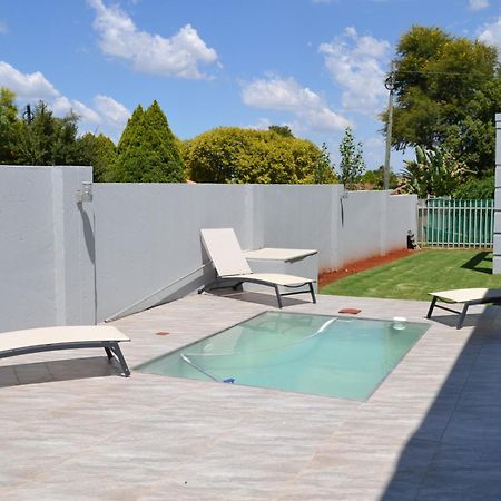 8 Kiaat Suites Klerksdorp Bagian luar foto